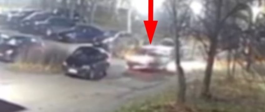 Водитель повредил стоящий автомобиль и уехал — это попало на видео