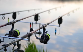 Рыбак утонул, пытаясь спасти «отсрелившуюся» кормушку. Трагедия произошла на озере Бужа