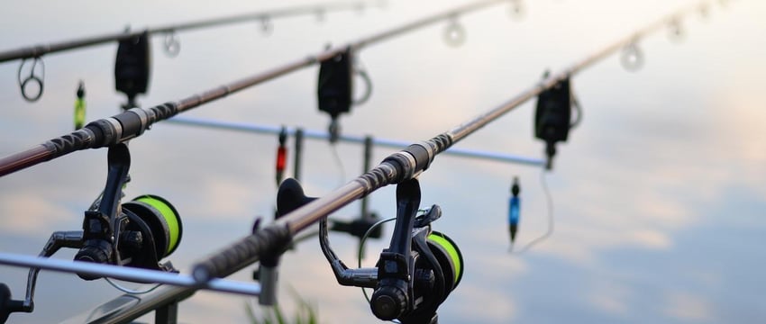 Рыбак утонул, пытаясь спасти «отсрелившуюся» кормушку. Трагедия произошла на озере Бужа