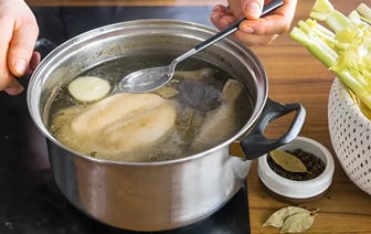 Надо ли сливать первый бульон, когда варите суп? Химик объяснила, что происходит с антибиотиками в магазинных курицах — Полезно