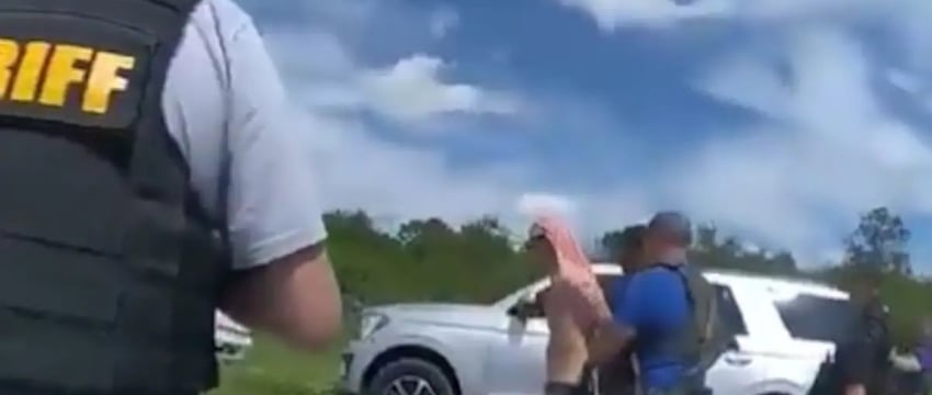 Арест мужчины, обвиняемого в попытке покушения на Трампа, запечатлен на видео с камеры видеонаблюдения.