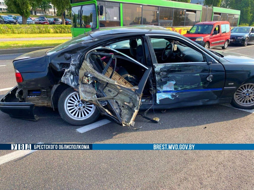 В Бресте BMW с пьяным бесправником врезался автобус