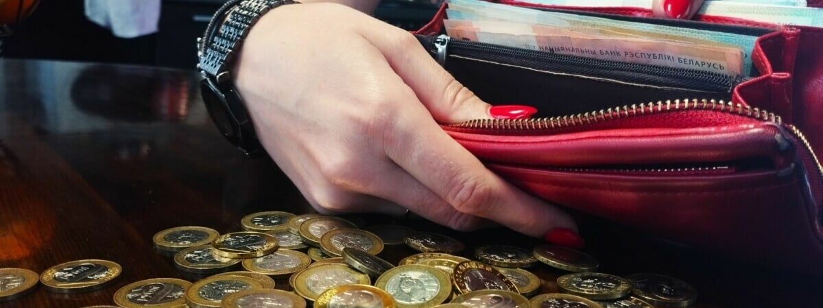 Средняя зарплата в Беларуси упала почти на 14 рублей в августе. У кого снизилась сразу на 360? — Анализ