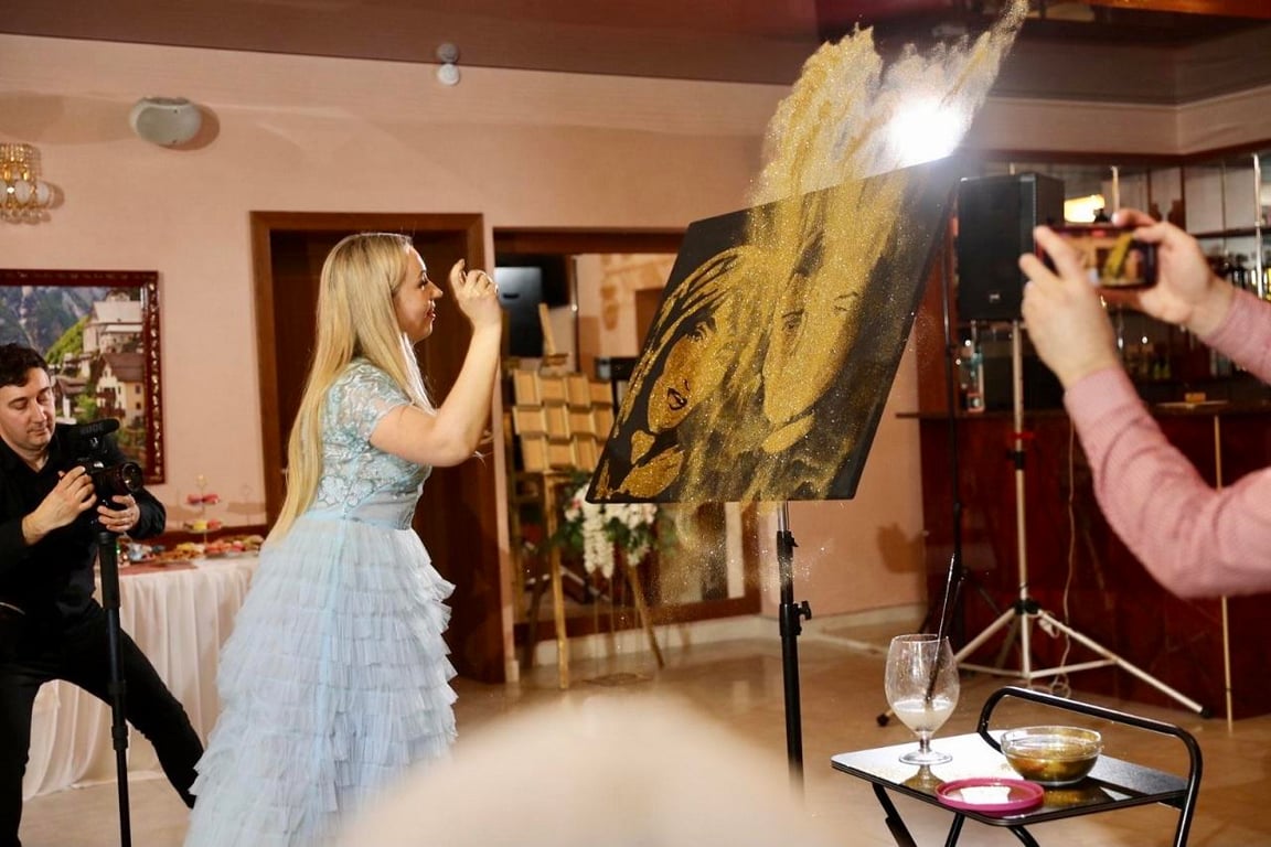 Ушла из найма, чтобы устраивать зрелищные шоу с песком. Вот как белоруска развивает необычный бизнес