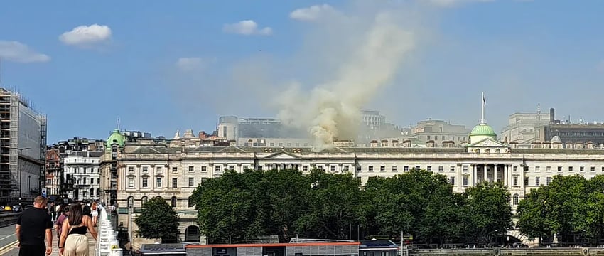 100 пожарных борются с крупным пожаром в историческом лондонском центре искусств
