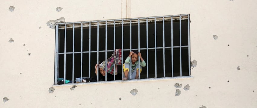 Куда нам идти? Жители Газы вынуждены укрываться в бывшей тюрьме из-за войны.