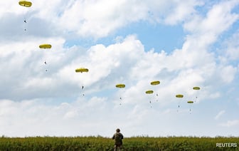 Паспорта британских десантников проверили сразу после высадки во Франции.