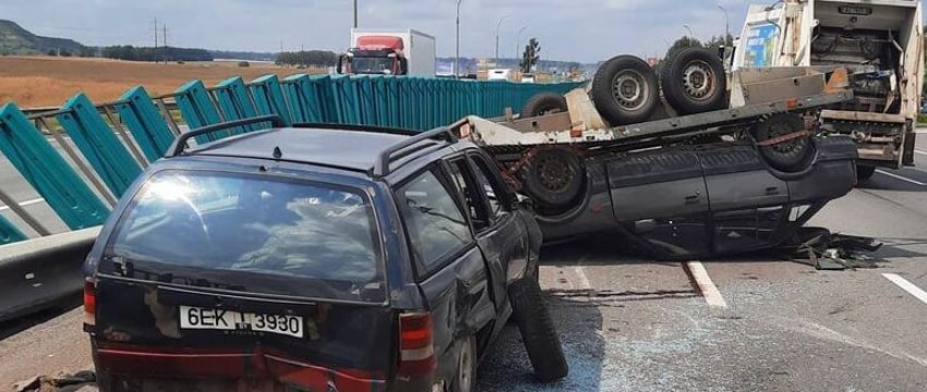 Авто рухнуло с лафета в результате ДТП на МКАД