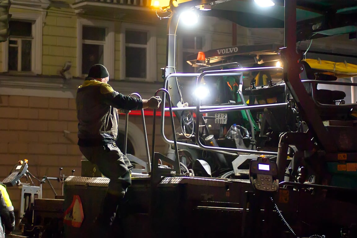 Водитель асфальтоукладчика занимает рабочее место. Ночные работы по замене асфальтобетонного покрытия на улице Ленина в Витебске. Фото Сергея Серебро