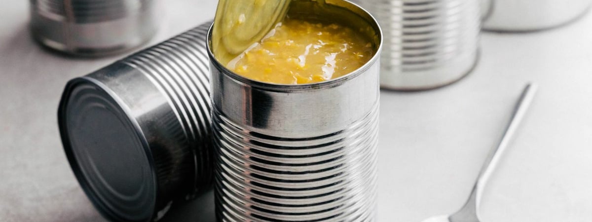 Как открыть консервные банки без открывалки? Два простых трюка — Полезно