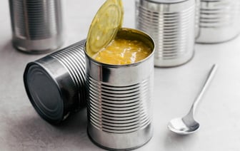 Как открыть консервные банки без открывалки? Два простых трюка — Полезно