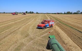 Комбайн сгорел на поле во время уборки зерновых. Кто за это ответит?