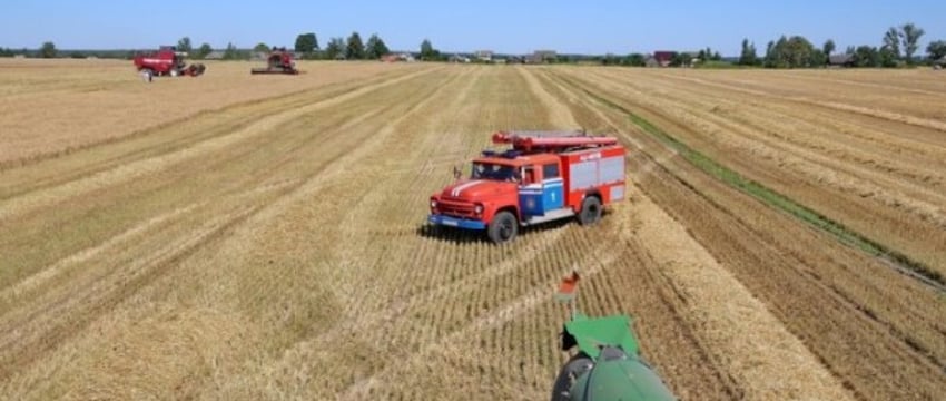 Комбайн сгорел на поле во время уборки зерновых. Кто за это ответит?