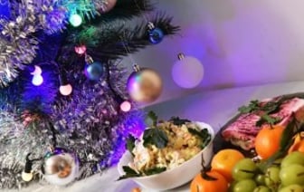 Оливье, бутерброды с икрой и мандарины. Сколько стоит новогодний стол?