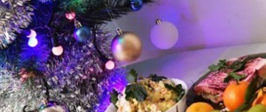 Оливье, бутерброды с икрой и мандарины. Сколько стоит новогодний стол?