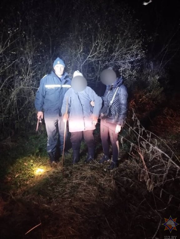 Пошла за грибами и потерялась. В Пинском районе волонтеры и спасатели нашли пенсионерку