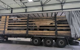 На границе перехватили три внедорожника, спрятанные в туалетной бумаге