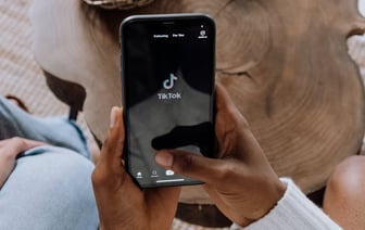 «Накинули 90 рублей» — Белоруска возмутилась в TikTok ценой на штаны в Zara. Комментаторы ответили — Видео