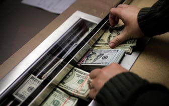 Доллар подешевел сразу на 6 копеек в Беларуси. Как упал евро и укрепился российский рубль?