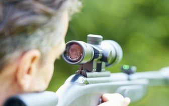 «Бесил шум» — В Мядельском районе мужчина выстрелил из винтовки в семиклассника