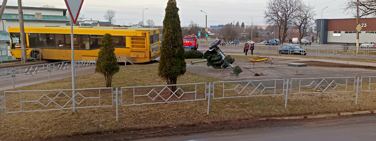 В Жодино автобус столкнулся с противотанковой пушкой — Фото