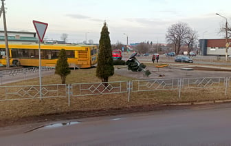 В Жодино автобус столкнулся с противотанковой пушкой — Фото