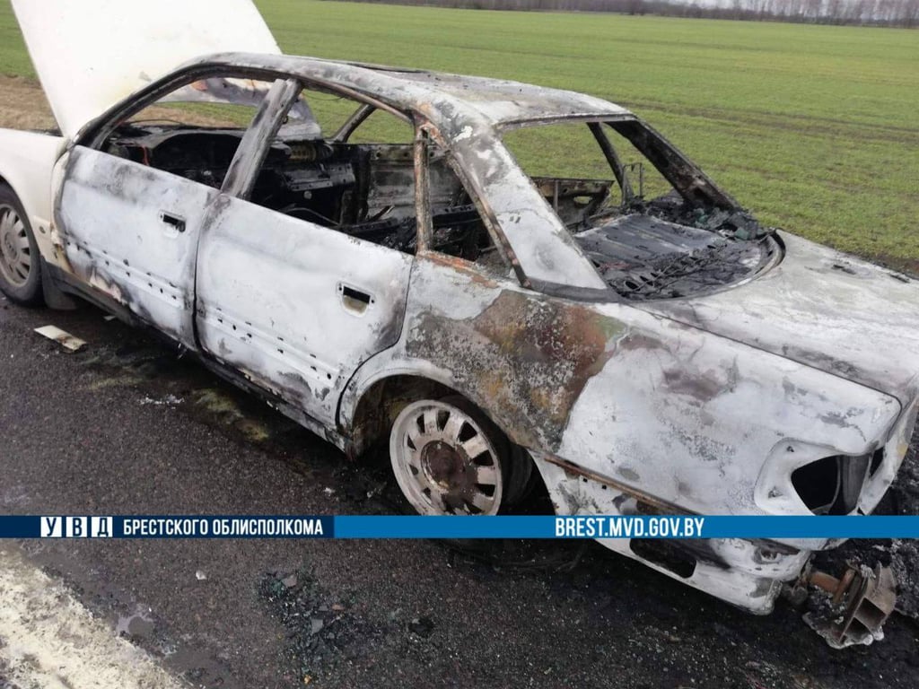 В Кобринском районе загорелась Audi