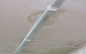 Школьная крыша не выдержала дождливой зимы. Случай в Ивацевичах