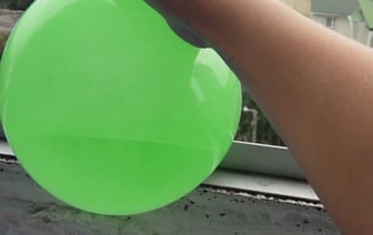 В Беларуси 20-летний студент бросал шары с водой с 13-го этажа. Вот к чему это привело