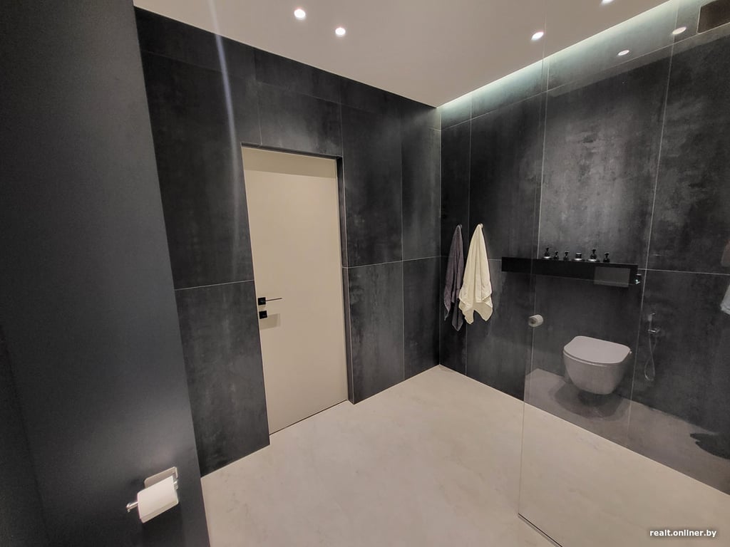 Пара белорусов потратила солидную сумму, чтобы сделать из санузла «черную жемчужину»