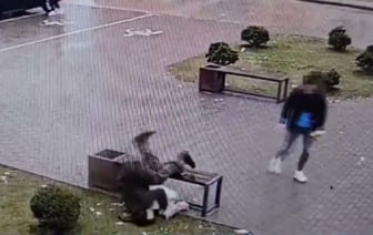 В Гродно молодой человек просто так ударил ногой в спину пенсионера. От удара он перелетел через скамейку и ударился головой о землю