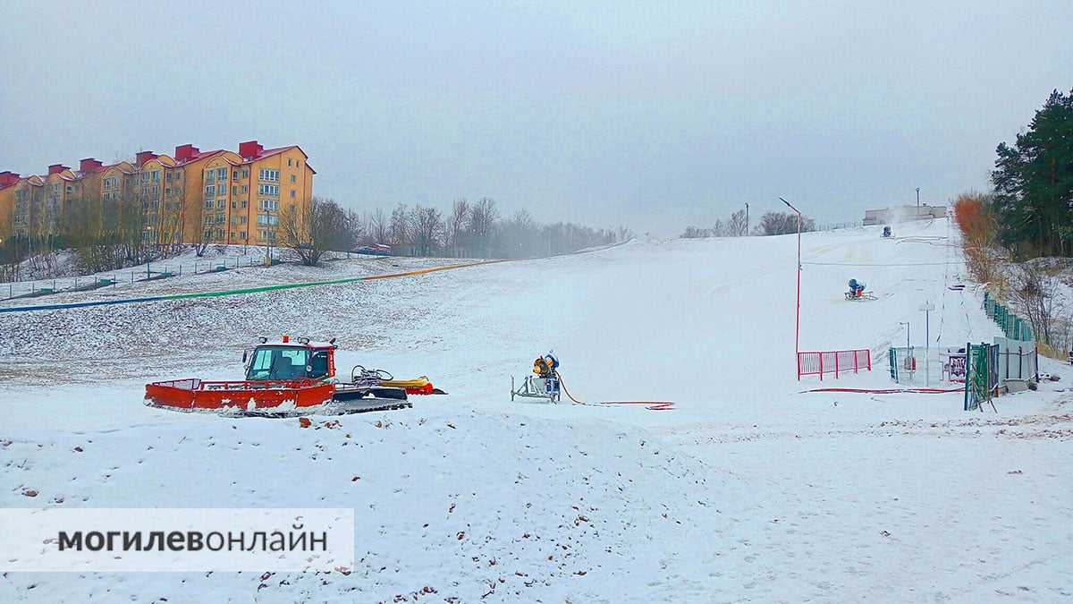В Печерск пришла зима — там включили снежные пушки и готовят горку к выходным
