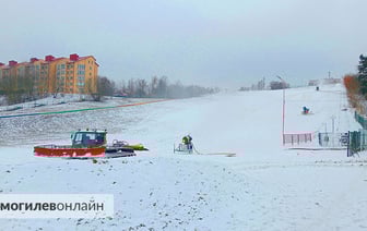 В Печерск пришла зима — там включили снежные пушки и готовят горку к выходным
