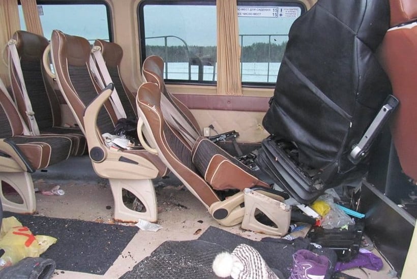 Водитель отвлекался на телефон, маршрутка врезалась в ограждение. Что выяснили следователи