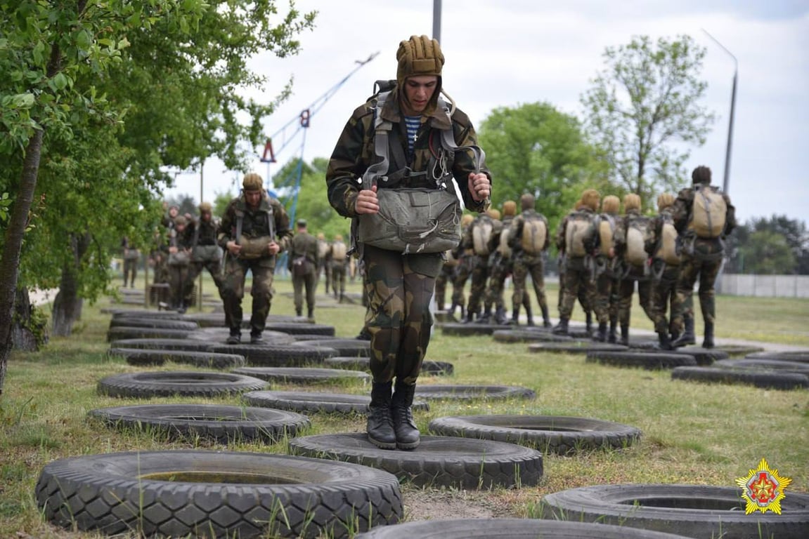 Новобранцы 38-ой Брестской бригады готовятся к своему первому прыжку с парашютом