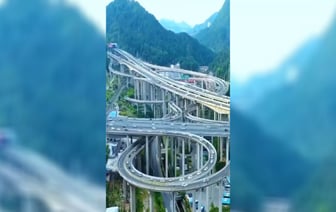 «Американские гонки в небе» — В TikTok показали «самую страшную» в мире автомобильную развязку — Видео