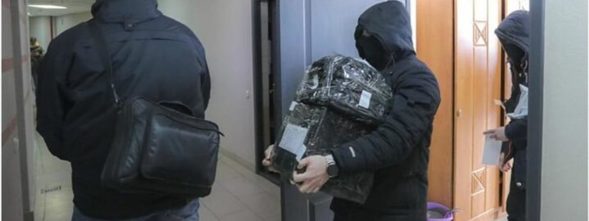 Приходят сразу с «маски шоу». Рейды по агентствам недвижимости продолжаются — «Белсат»