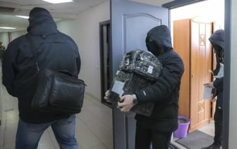 Приходят сразу с «маски шоу». Рейды по агентствам недвижимости продолжаются — «Белсат»