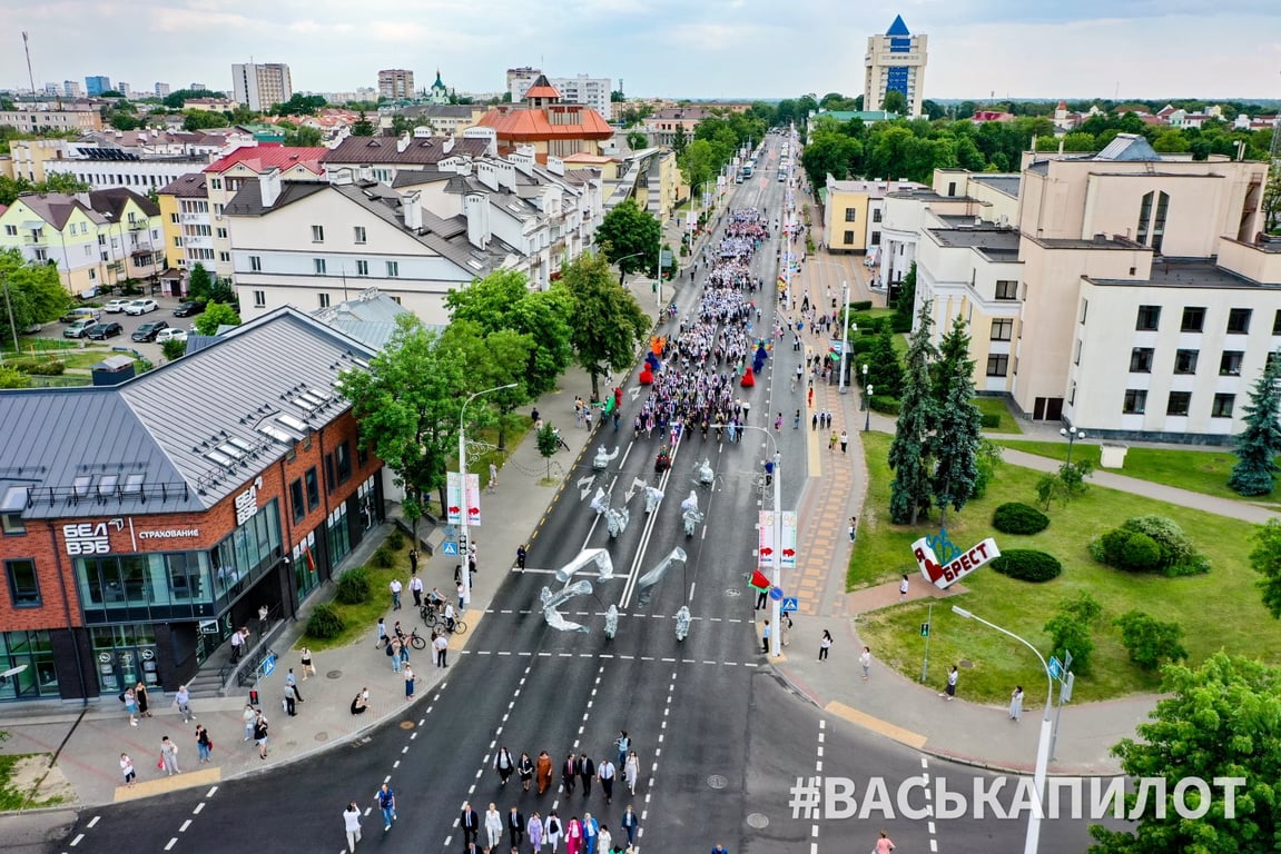 Искренние напутствия, много музыки и рекорд. Выпускники страны празднуют «Последний звонок» в Бресте