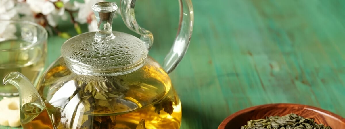 Эта популярная добавка делает зелёный чай опасным химраствором. А кому нельзя пить совсем? — Полезно