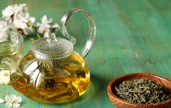 Эта популярная добавка делает зелёный чай опасным химраствором. А кому нельзя пить совсем? — Полезно