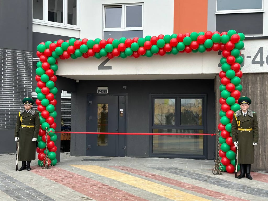 Брестским пограничникам вручили ключи от арендных квартир в новостройке