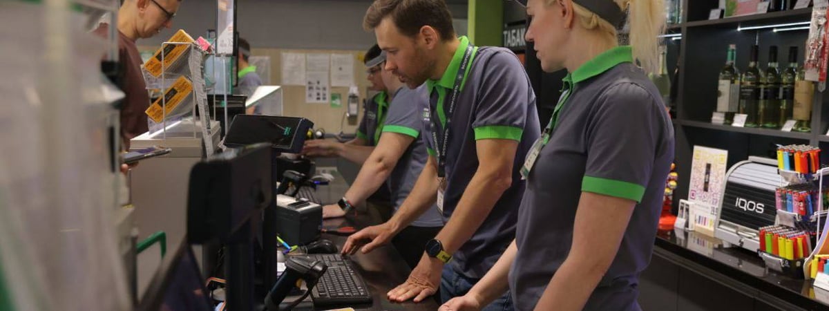 «Белоруснефть» решила поставить свое руководство за кассы на заправках. На что пообещали скидку 50% клиентам? — Фото