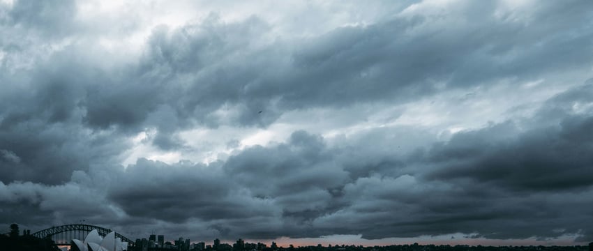 Тысячи людей в Австралии остались без электричества из-за проливных дождей.