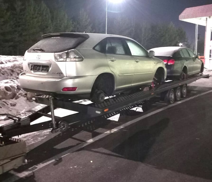 Литовские пограничники не выпустили три автомобиля на лафете в Беларусь