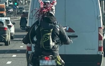 Силовики задержали в Минске мотоциклистку, которая ездила в шлеме с белыми и красными лентами