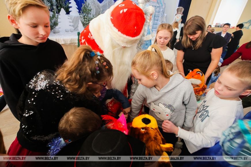 Под шубой у Деда Мороза - тельняшка. Десантники устроили праздник ребятам из Кобринской детской деревни