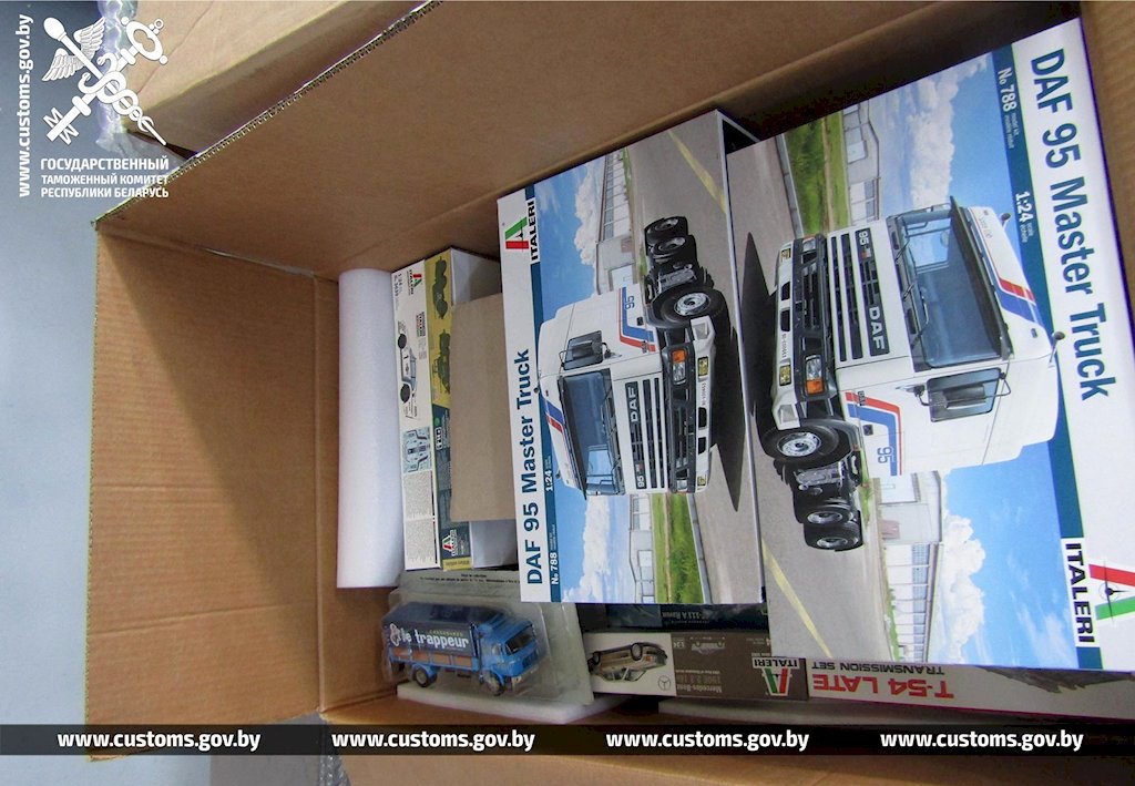 На границе с Польшей задержали партию коллекционных моделей авто