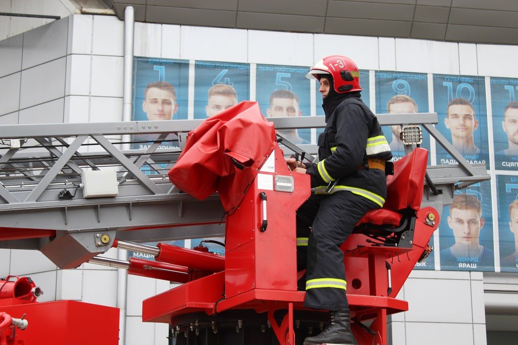 Брестские спасатели отработали тушение пожара во дворце спорта «Виктория»