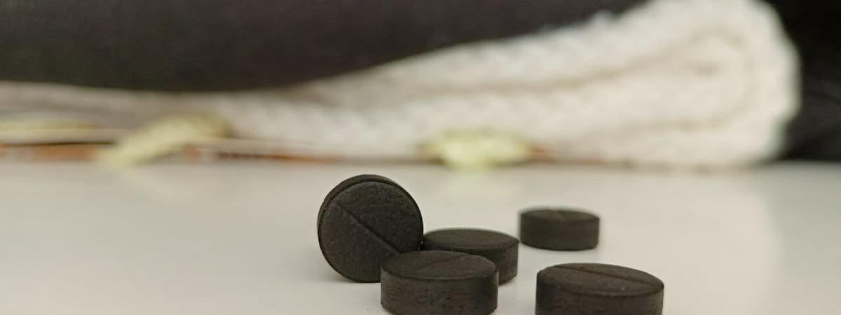 Зачем класть активированный уголь в шкаф осенью? Вот как этот трюк позволит стирать одежду реже — Полезно